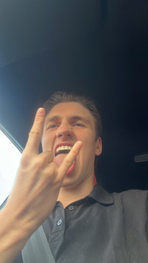 Leon, kurz nachdem er seinen Song zum ersten Mal gehört hat